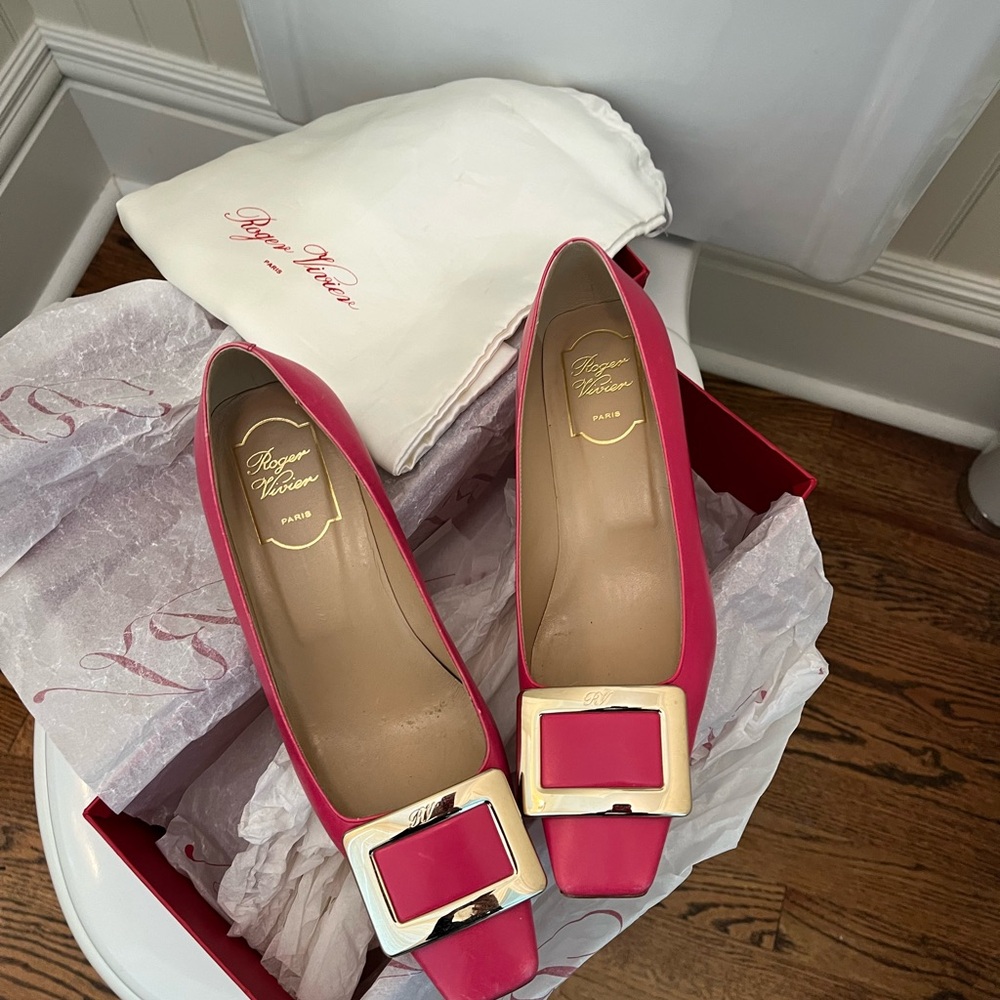 Roger Vivier Fuchsia Leather Flats with Gold Detail size 37 with box & dustcloth